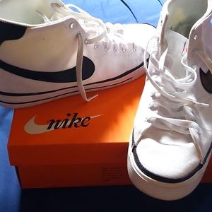 Size 11 Men's Nike Court Legacy's Midtop